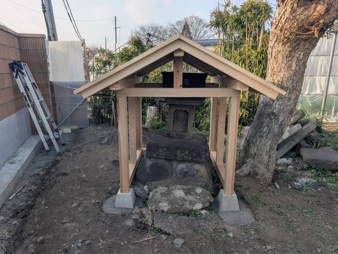 想いを込めて形にした**覆屋（おおいや）**を、これほどまで...