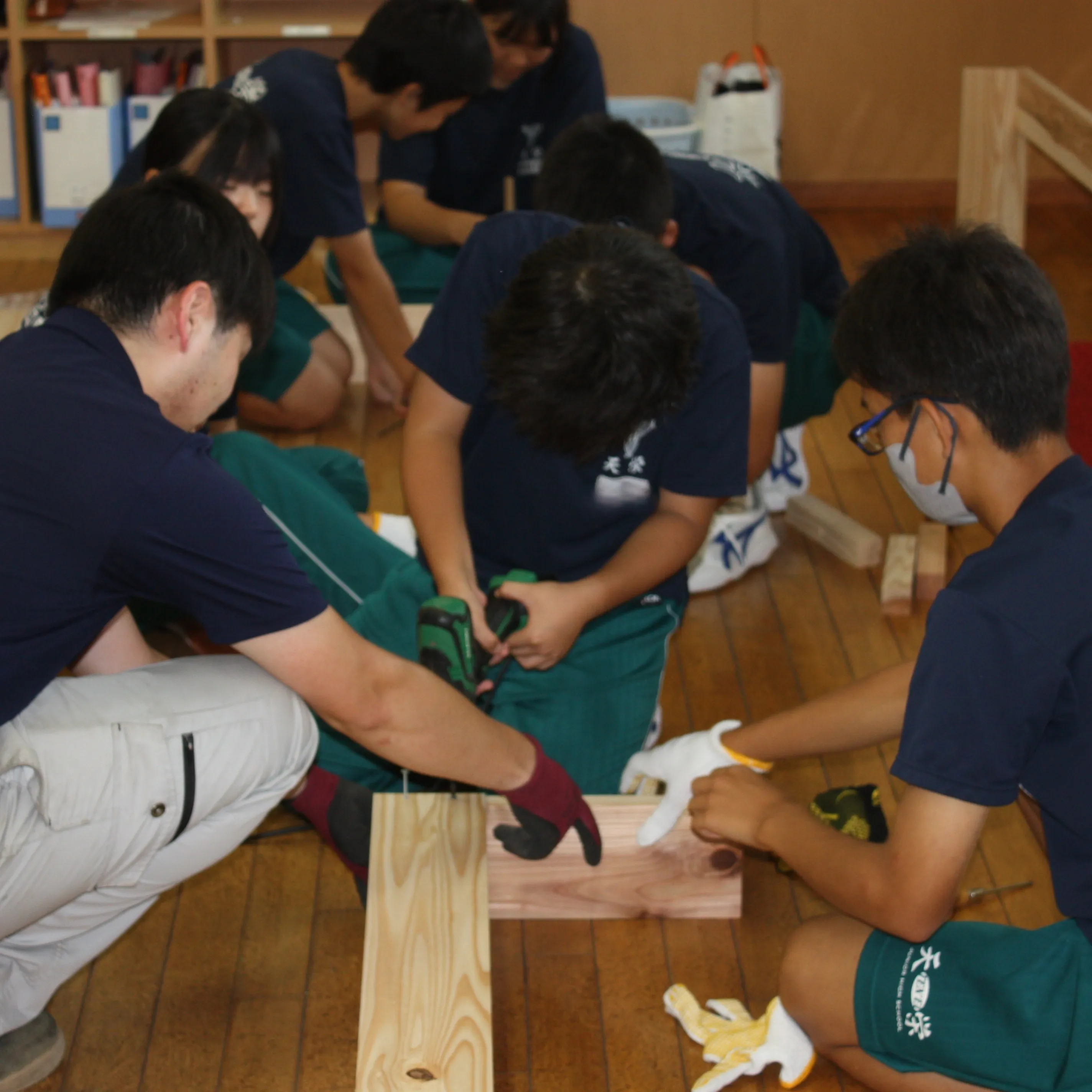 先日、天栄中学校でベンチ製作をしました🏫🔨