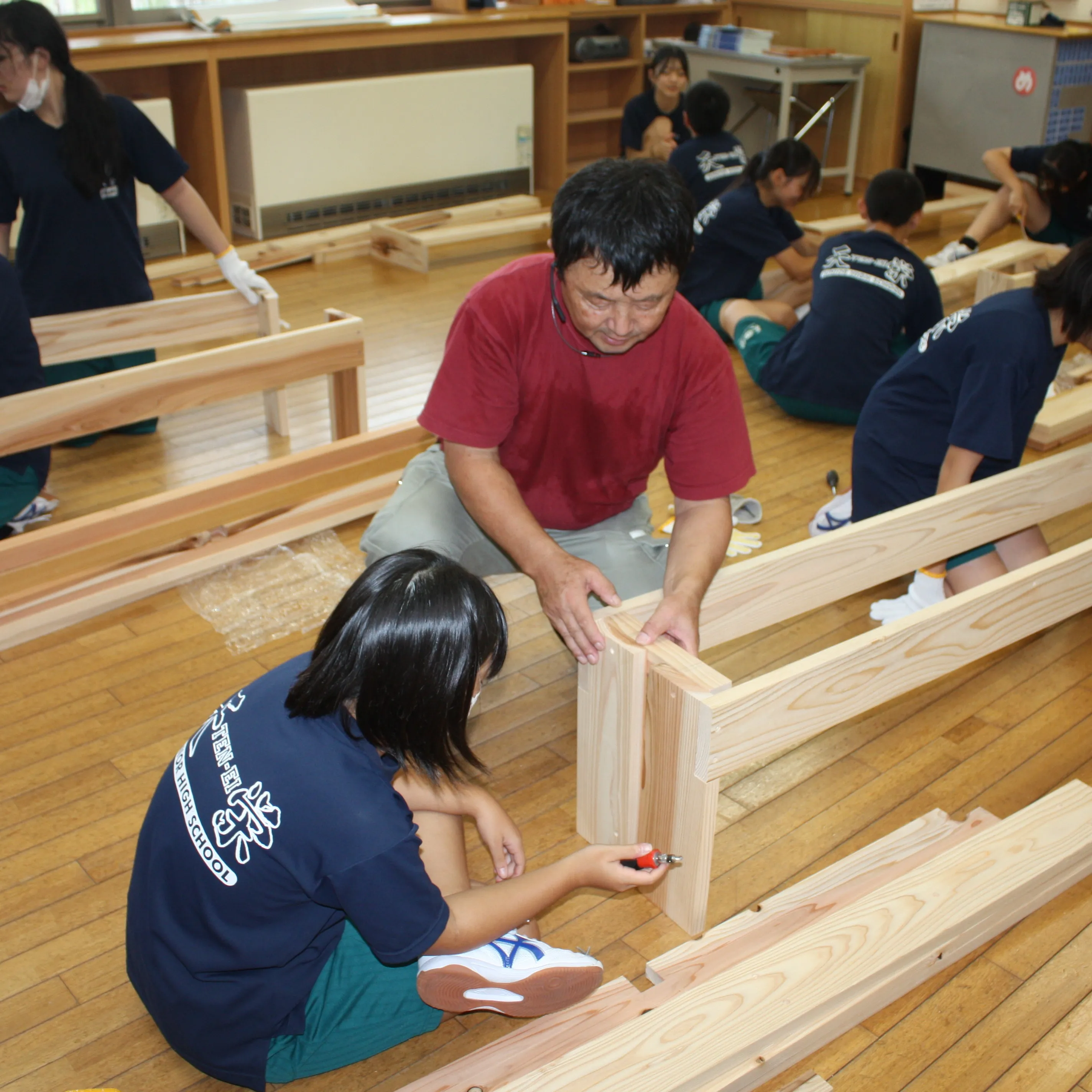 先日、天栄中学校でベンチ製作をしました🏫🔨