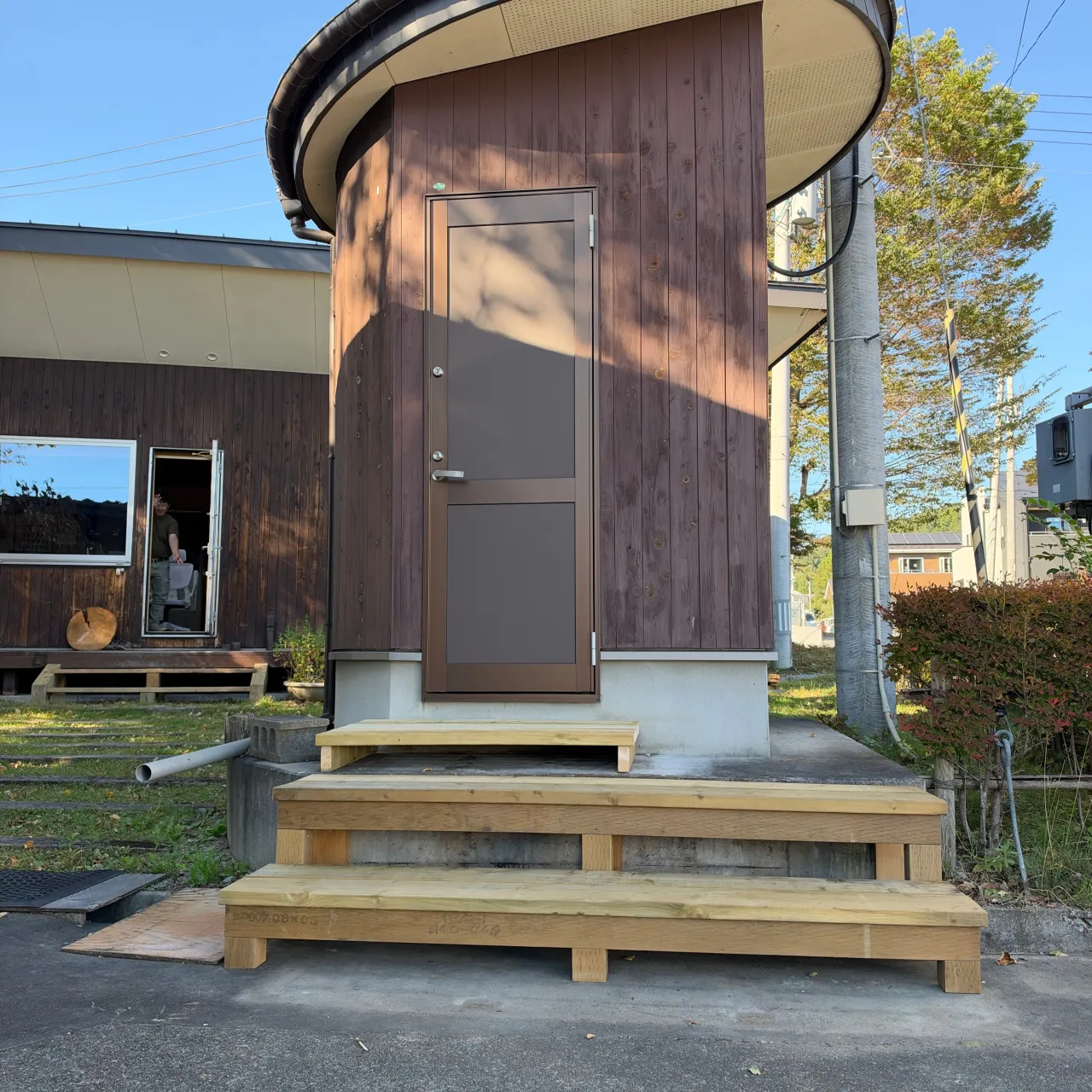 外トイレ前の階段が完成しました🙌