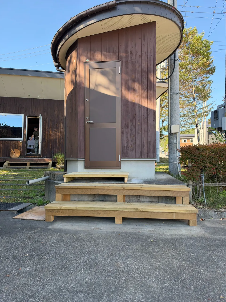 外トイレ前の階段が完成しました🙌