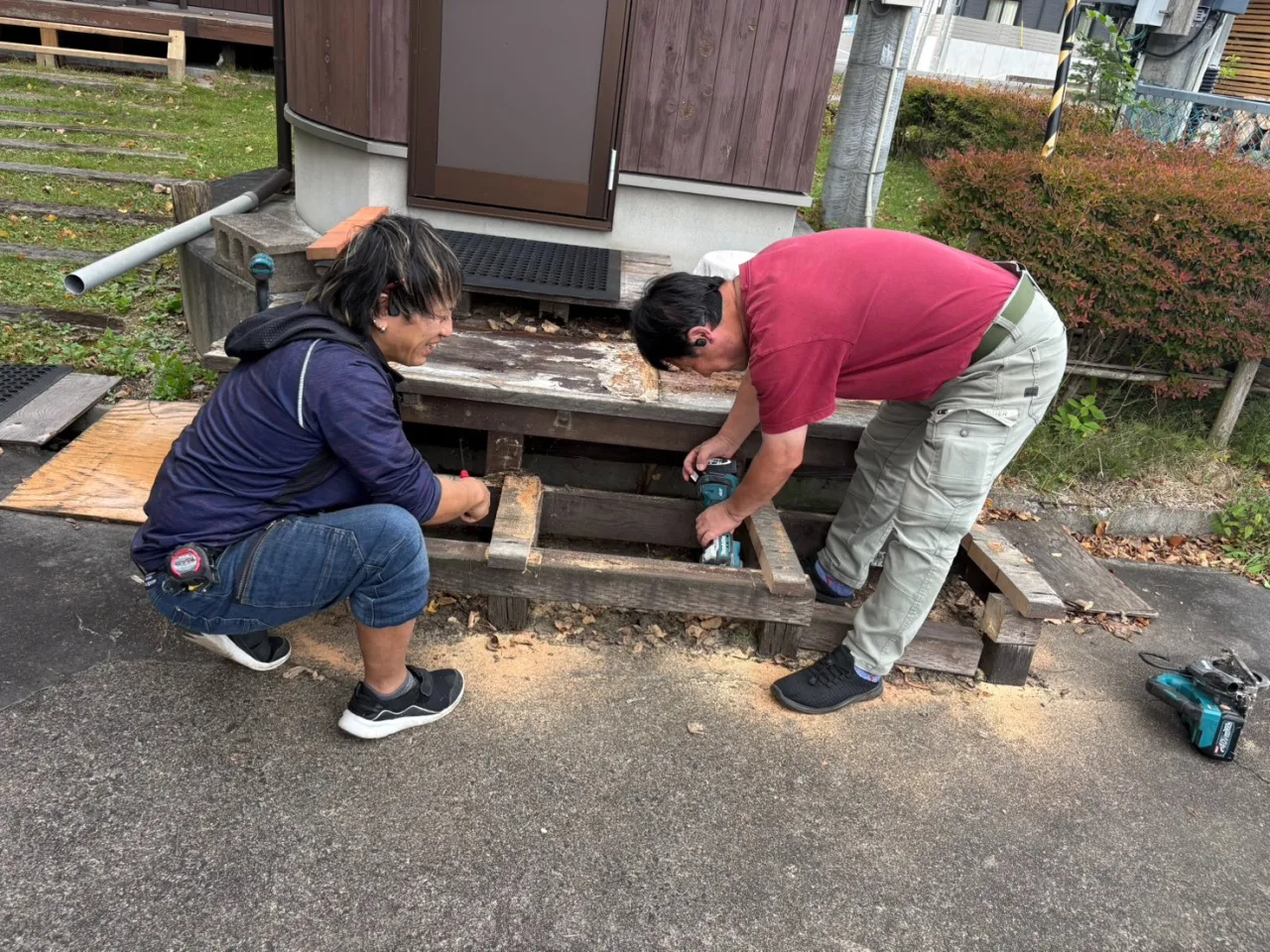 外トイレ前の階段が完成しました🙌